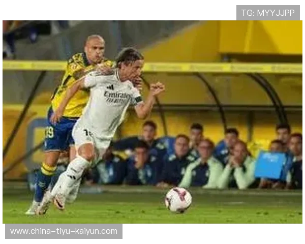 皇马边路传中瞬间换点，维尼修斯门前补射破门