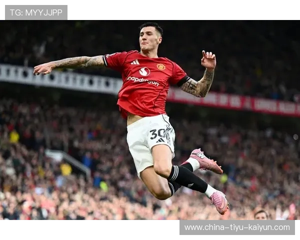 曼联中路直塞撕开防线,前锋冷静推射得分——一场精彩的足球艺术之旅 曼联中路直塞撕开防线,前锋冷静推射得分——一场精彩的足球艺术之旅